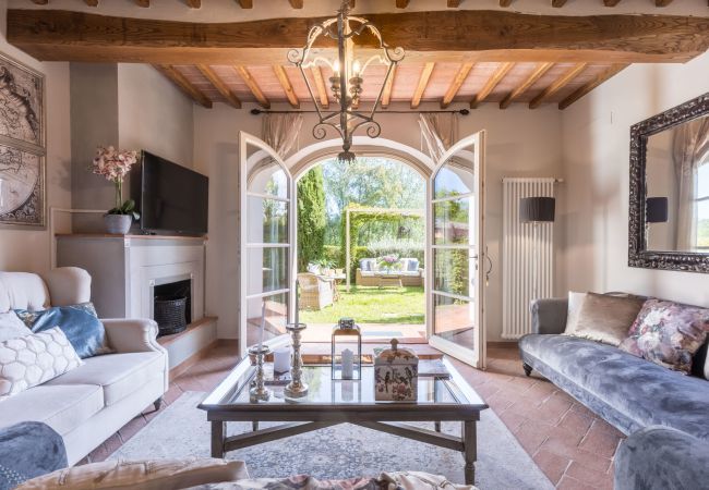 Villa in Lucca - Villa Hilary, a Convenient Luxury 4 bedrooms Villa with Sharing Pool on the Hills by Lucca