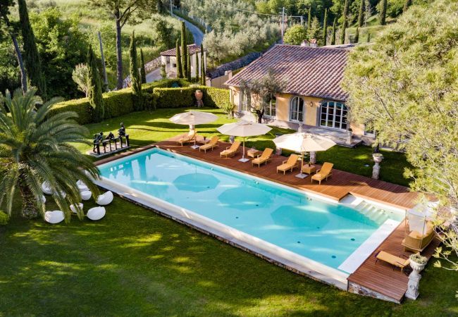 Villa in Lucca - Villa Petra - Luxury Wine Estate Villa Framed Among Lucca' Hills