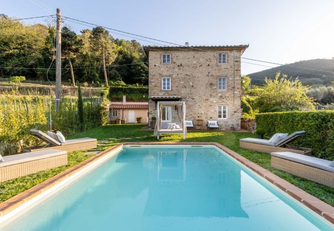 Villa in Pieve di Compito - Villa Aperitivo, Romantic and Panoramic Stone Farmhouse with Private Swimming Pool on the Hills of Lucca close to Lucca, Pisa and the Compitese area