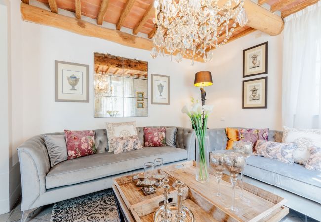 Villa in Pieve di Compito - Villa Aperitivo, Romantic and Panoramic Stone Farmhouse with Private Swimming Pool on the Hills of Lucca close to Lucca, Pisa and the Compitese area