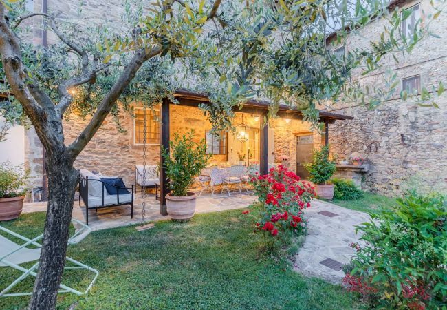 Villa in Pieve di Compito - Dimora delle Camelie, a traditional stylish stone farmhouse with garden on the hills of Compitese between Lucca and Pisa