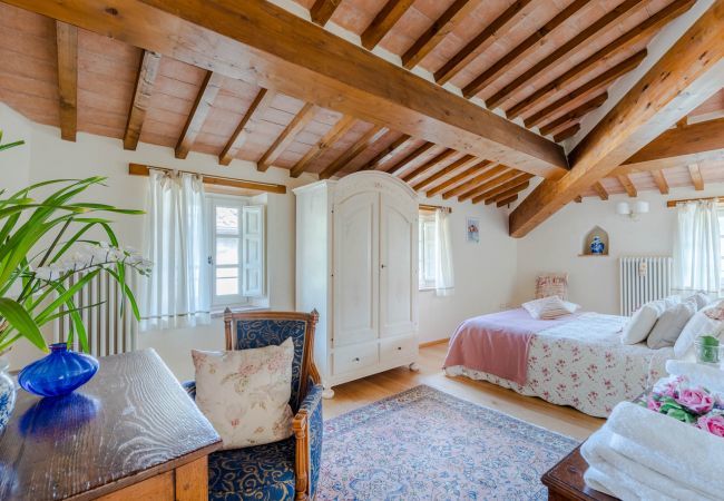 Villa in Pieve di Compito - Dimora delle Camelie, a traditional stylish stone farmhouse with garden on the hills of Compitese between Lucca and Pisa