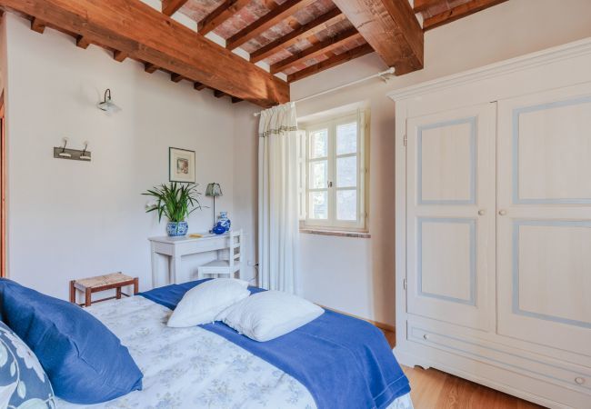 Villa in Pieve di Compito - Dimora delle Camelie, a traditional stylish stone farmhouse with garden on the hills of Compitese between Lucca and Pisa