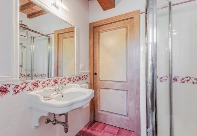 Villa in Pieve di Compito - Dimora delle Camelie, a traditional stylish stone farmhouse with garden on the hills of Compitese between Lucca and Pisa