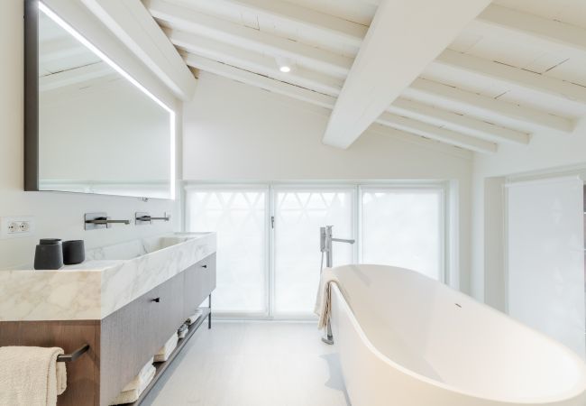 Villa in Lucca - Tramonto Farmhouse, Contemporary Tradition Villa in Lucca - Tramonto Farmhouse, Contemporary Tradition