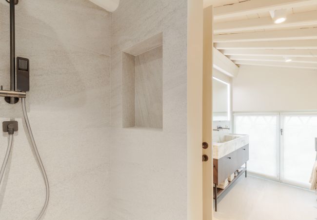 Villa in Lucca - Tramonto Farmhouse, Contemporary Tradition Villa in Lucca - Tramonto Farmhouse, Contemporary Tradition