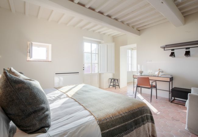 Villa in Lucca - Tramonto Farmhouse, Contemporary Tradition Villa in Lucca - Tramonto Farmhouse, Contemporary Tradition