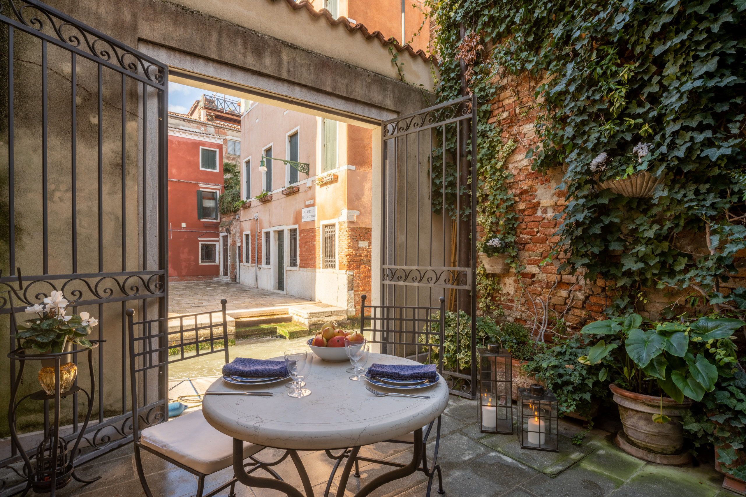  in Venezia -   Independent Mansion Overlooking the Canal R&R