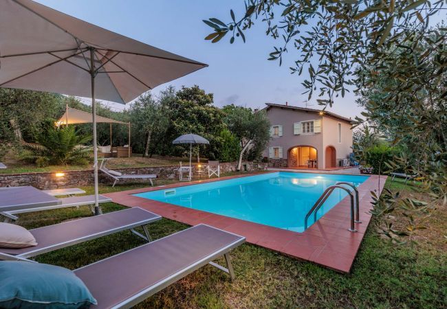 Villa in Lucca - Villa Dondolino, a Stylish Farmhouse with Private Pool close to Lucca and the Beach