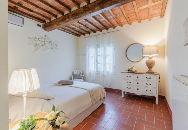 Villa in Lucca - Villa Dondolino, a Stylish Farmhouse with Private Pool close to Lucca and the Beach