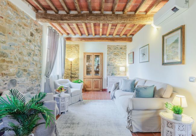 Villa in Lucca - Villa Dondolino, a Stylish Farmhouse with Private Pool close to Lucca and the Beach