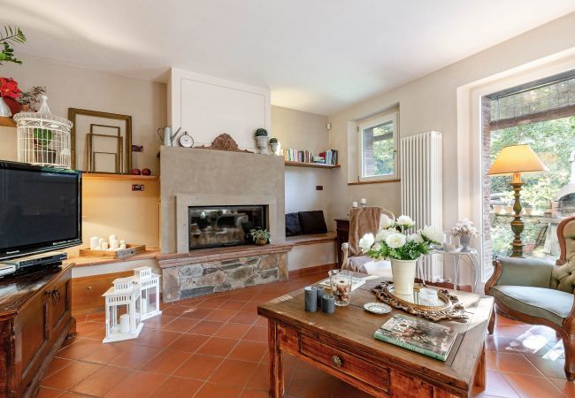 Villa in Capannori - Villa Ester, a Stylish Farmhouse on the Hills by Lucca