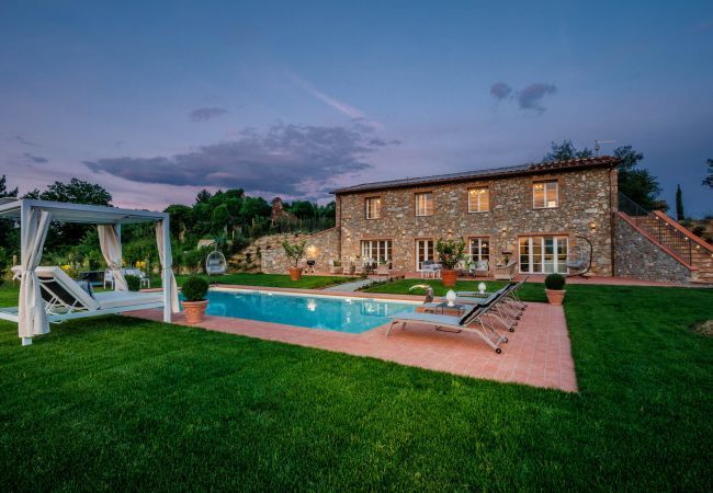 Villa in Montecarlo - Villa Flora, a Luxury 3 bedrooms Farmhouse with Pool and Jacuzzi