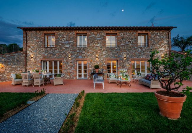 Villa in Montecarlo - Villa Flora, a Luxury 3 bedrooms Farmhouse with Pool and Jacuzzi