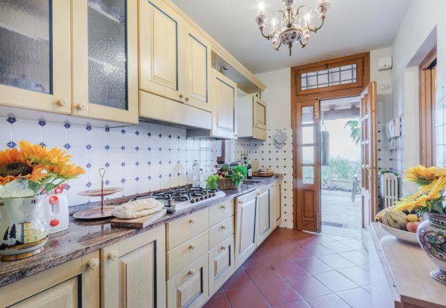 Villa in Lucca - Villa Gabry Farmhouse with Incredible View on the Hills close to Lucca Town Centre