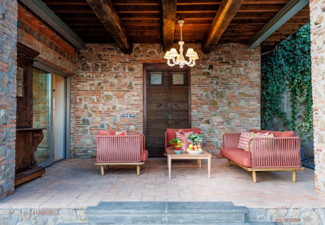 Villa in Lucca - Villa Alice, panoramic stone farmhouse to sleep 10 with pool in Lucca