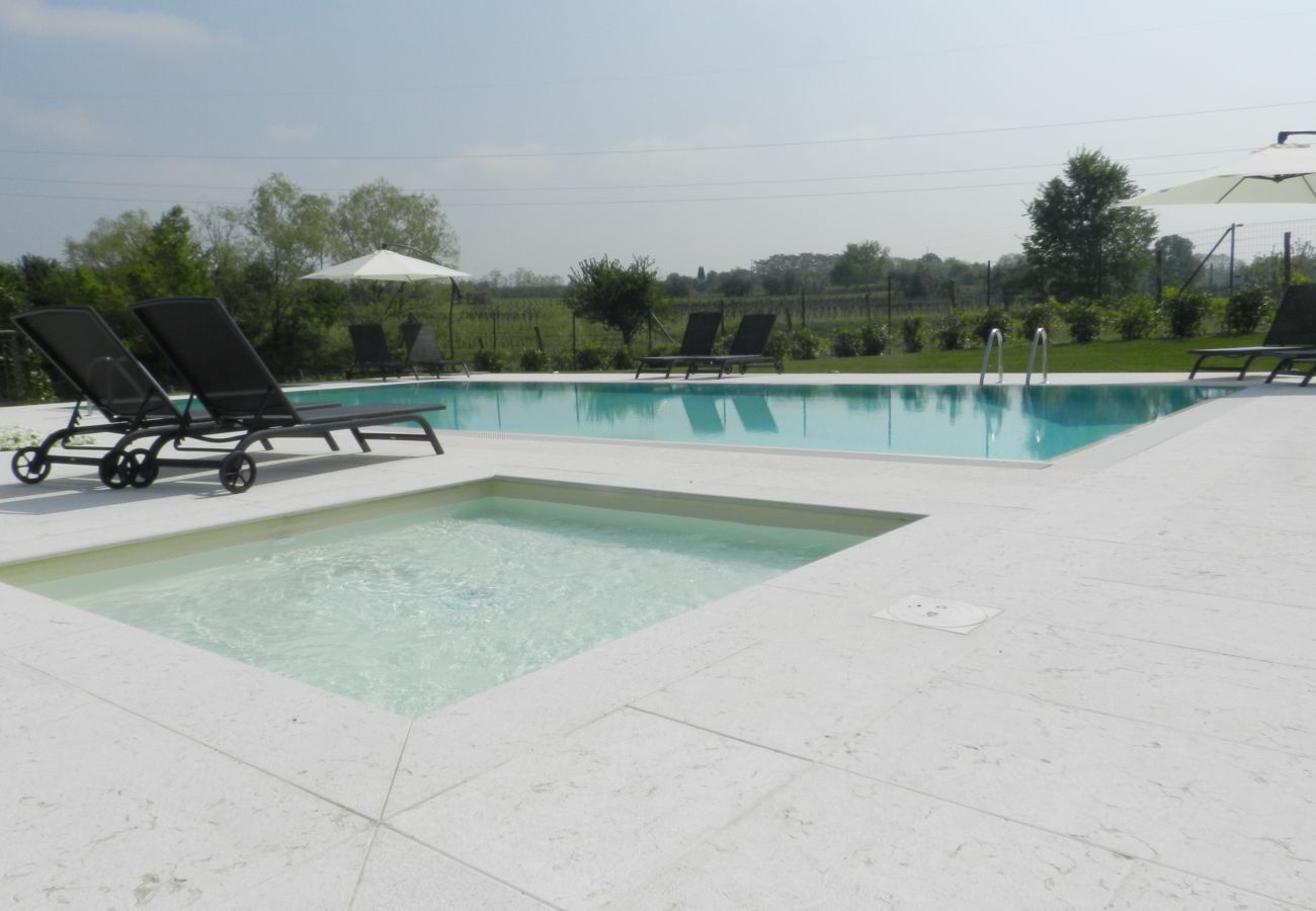 Farm stay in Bardolino - Quiet Tenuta in Bardolino in the vineyards with pool,  wifi and airco