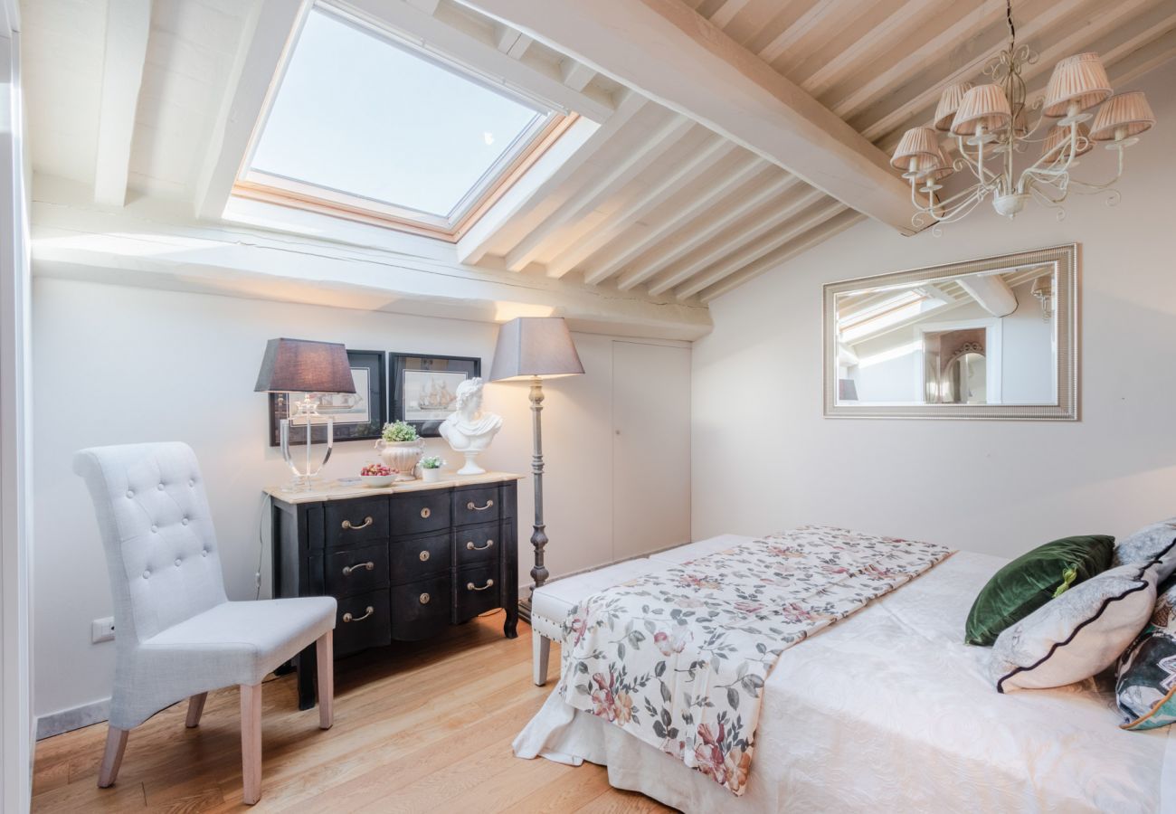 Apartment in Lucca - Casa Laura, a Terrace above Lucca