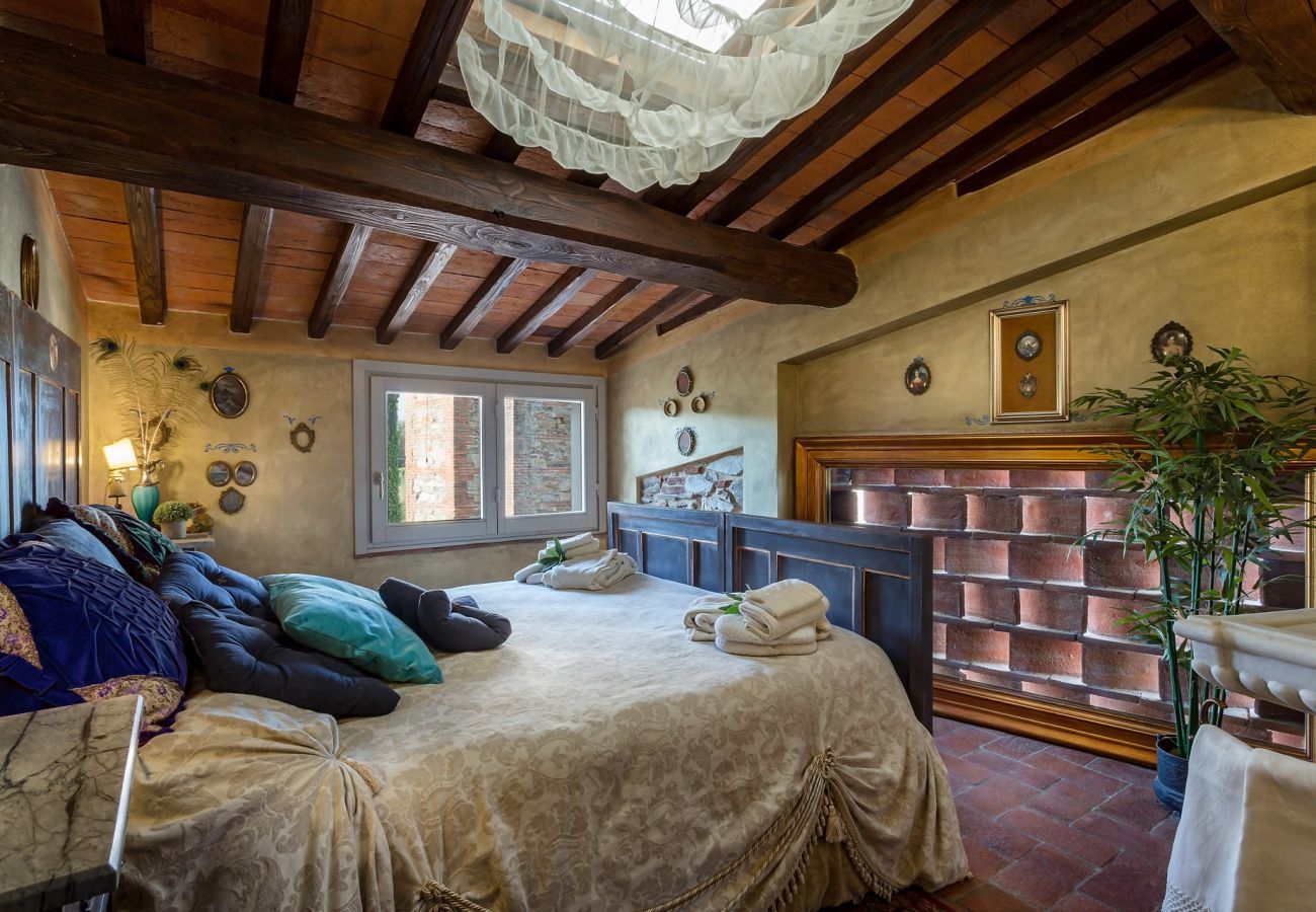 Villa in Capannori - LA DIMORA DEI CONTI: Indulge in a Country Farmhouse Apartment with Jacuzzi Facing the Town!