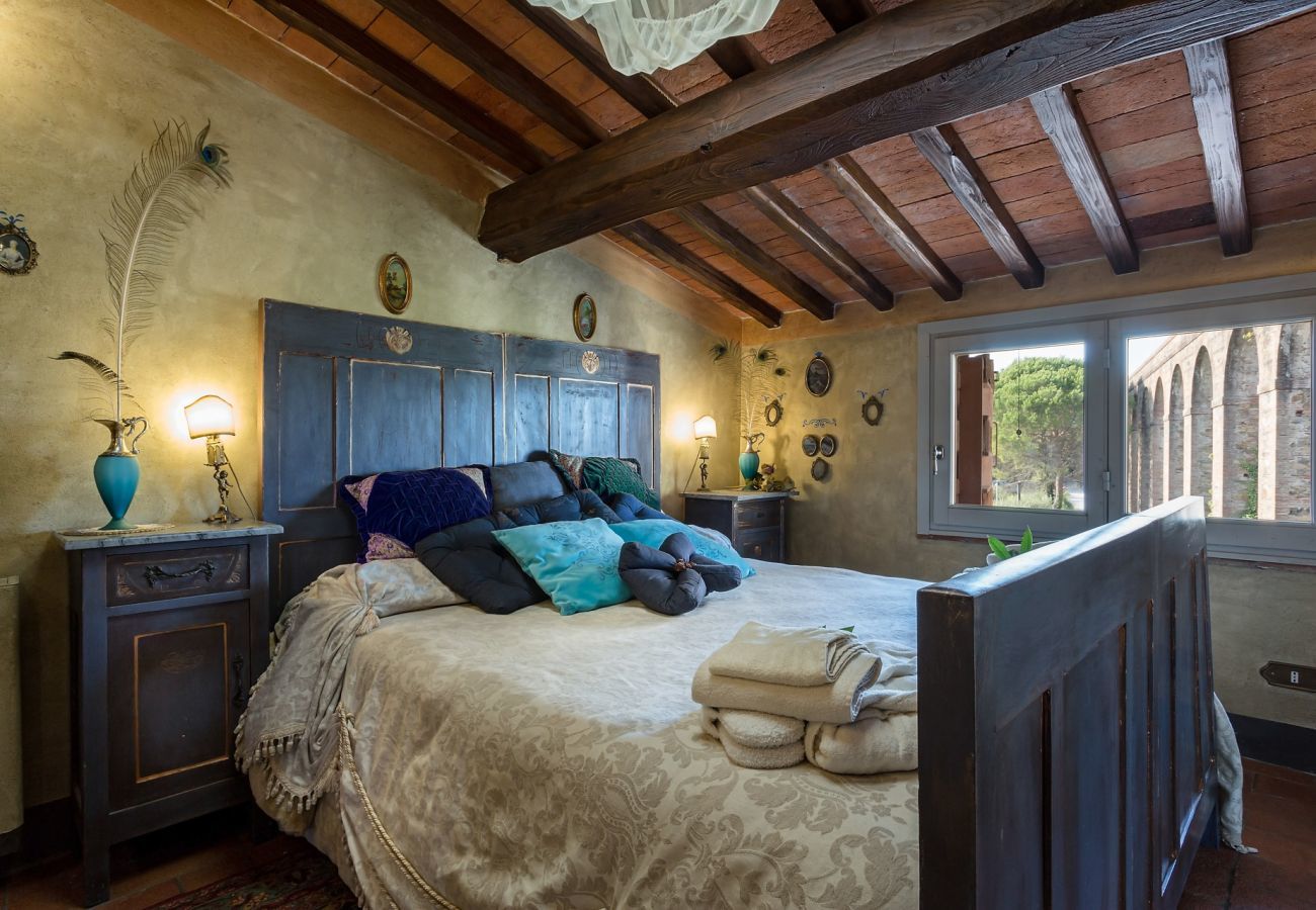 Villa in Capannori - LA DIMORA DEI CONTI: Indulge in a Country Farmhouse Apartment with Jacuzzi Facing the Town!