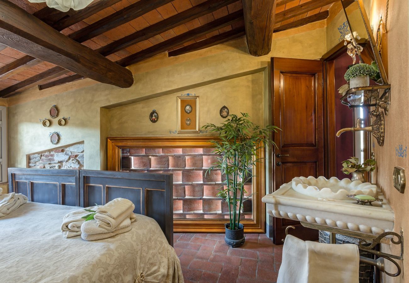 Villa in Capannori - LA DIMORA DEI CONTI: Indulge in a Country Farmhouse Apartment with Jacuzzi Facing the Town!