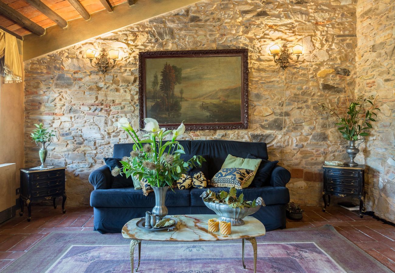 Villa in Capannori - LA DIMORA DEI CONTI: Indulge in a Country Farmhouse Apartment with Jacuzzi Facing the Town!