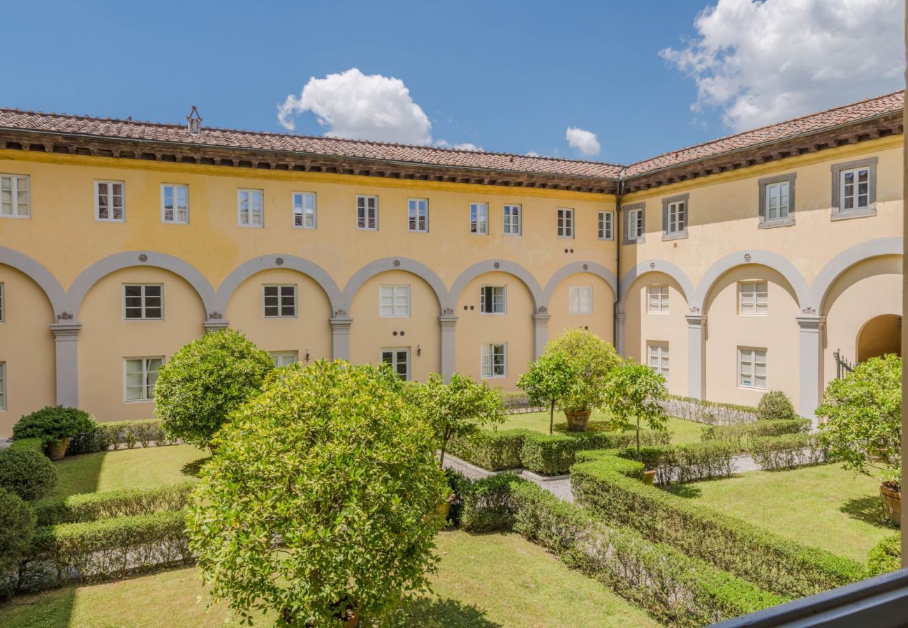 Apartment in Lucca - The Arnolfini Portrait Apartment