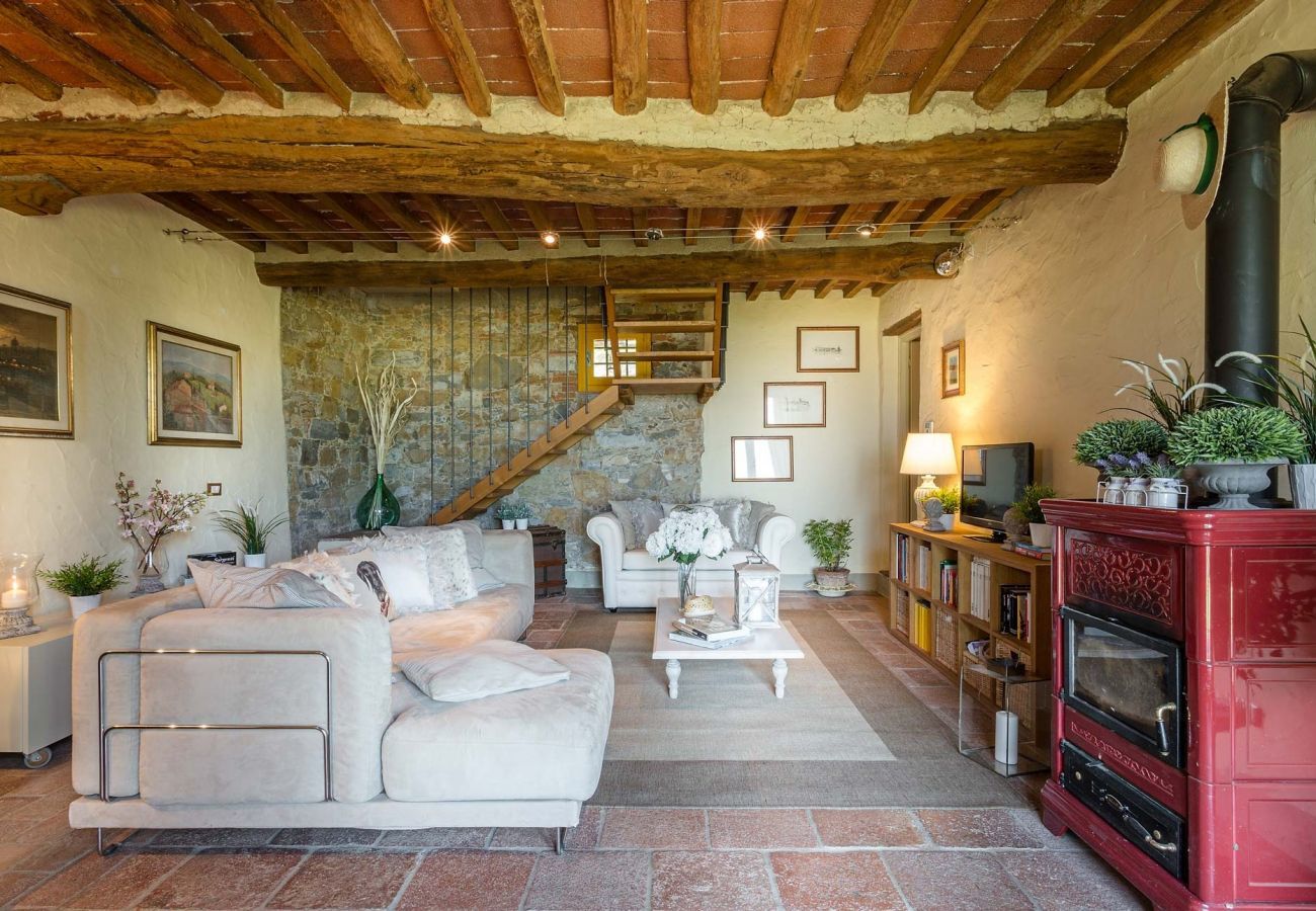 Villa in San Concordio di Moriano - Panoramic Secluded Farmhouse with Private Pool, Air Con, Wifi among Nature!