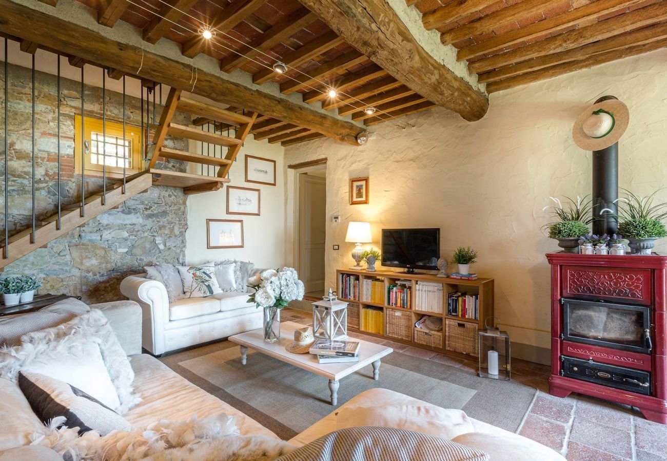 Villa in San Concordio di Moriano - Panoramic Secluded Farmhouse with Private Pool, Air Con, Wifi among Nature!