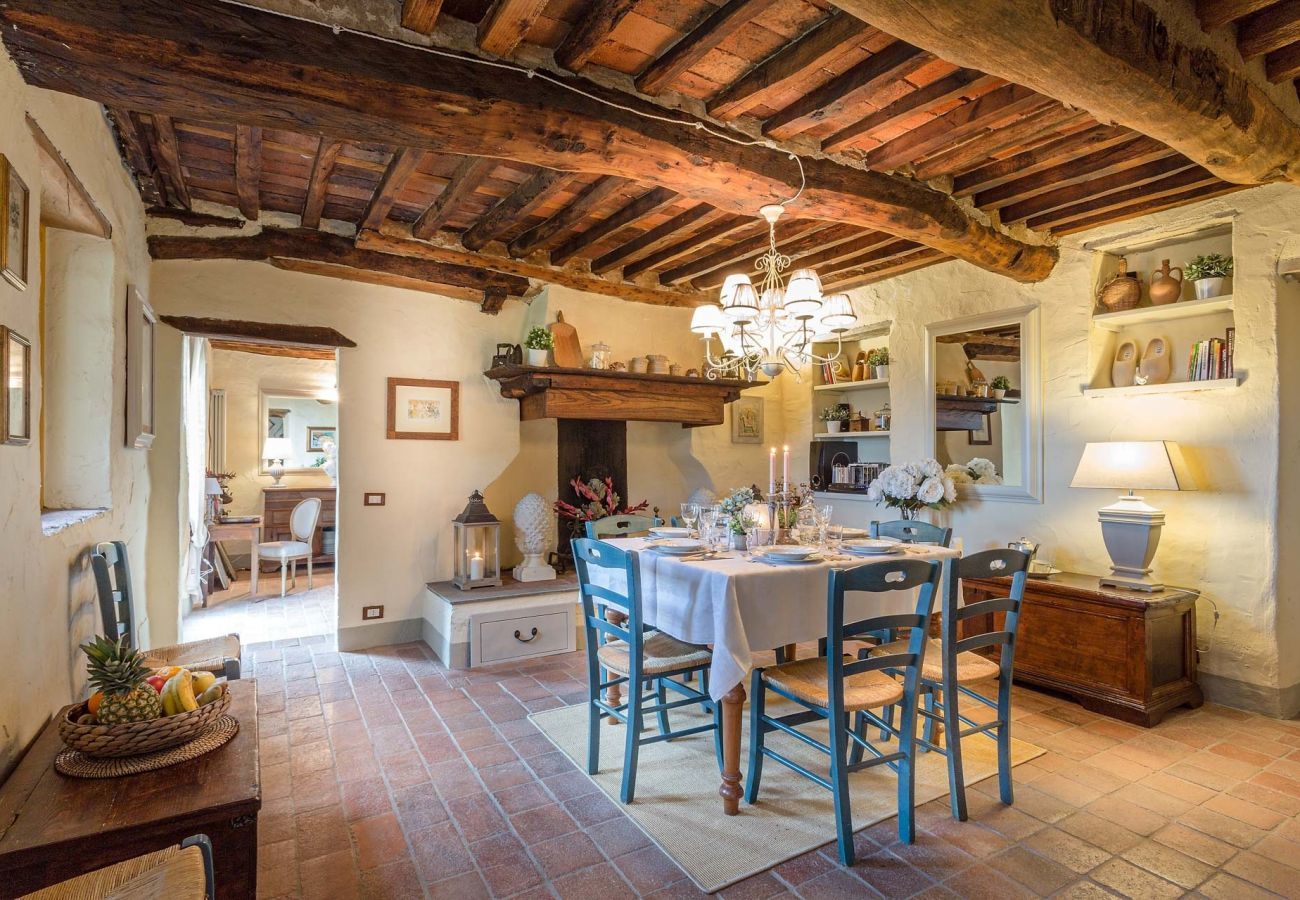 Villa in San Concordio di Moriano - Panoramic Secluded Farmhouse with Private Pool, Air Con, Wifi among Nature!