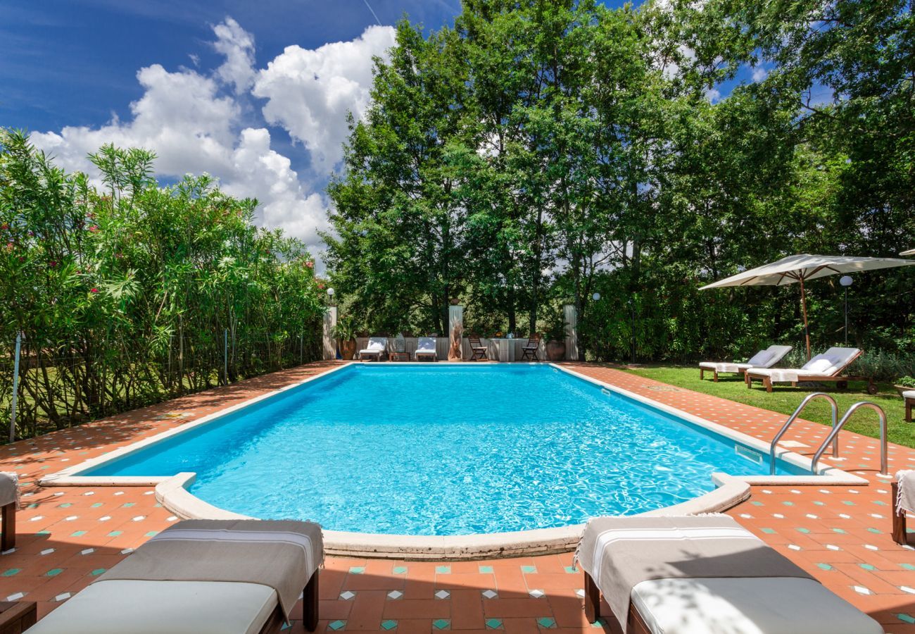Villa in Lucca - VILLA CARCIOFAIA: Charming Luxury Tuscan Villa with Pool surrounded by Vineyards with Views over Lucca Town
