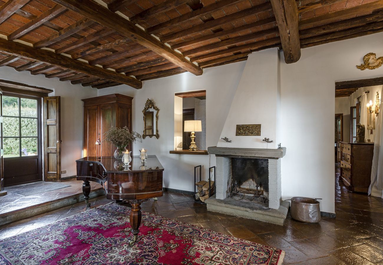 Villa in Lucca - VILLA CARCIOFAIA: Charming Luxury Tuscan Villa with Pool surrounded by Vineyards with Views over Lucca Town