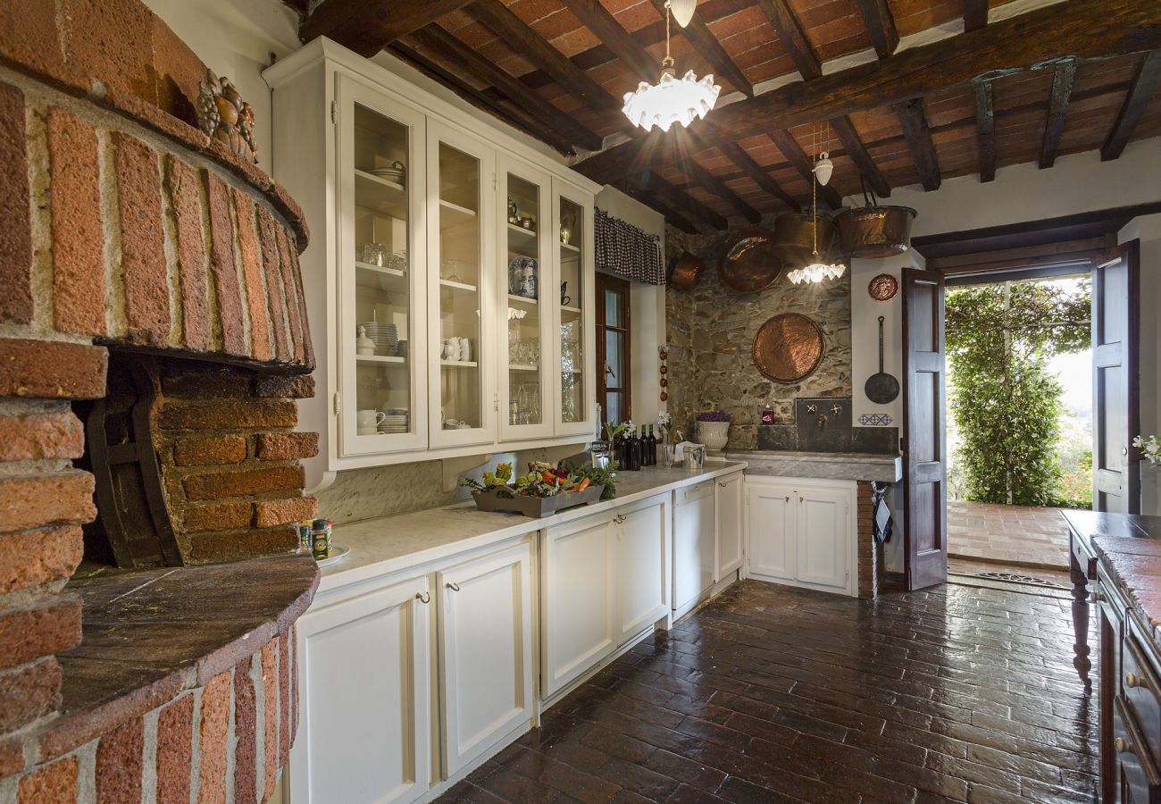 Villa in Lucca - VILLA CARCIOFAIA: Charming Luxury Tuscan Villa with Pool surrounded by Vineyards with Views over Lucca Town