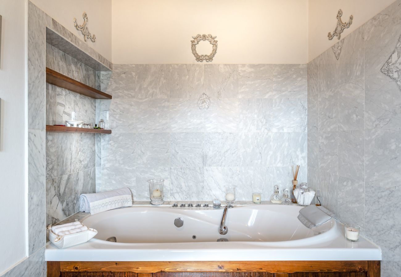Villa in Lucca - VILLA CARCIOFAIA: Charming Luxury Tuscan Villa with Pool surrounded by Vineyards with Views over Lucca Town