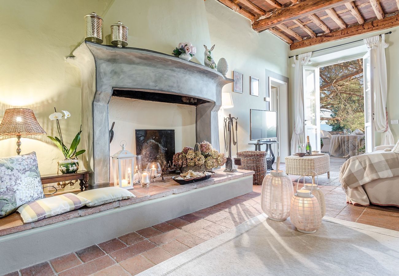 Villa in Capannori - FRANTOIO a Romantic Farmhouse Apartment with Terrace and Views