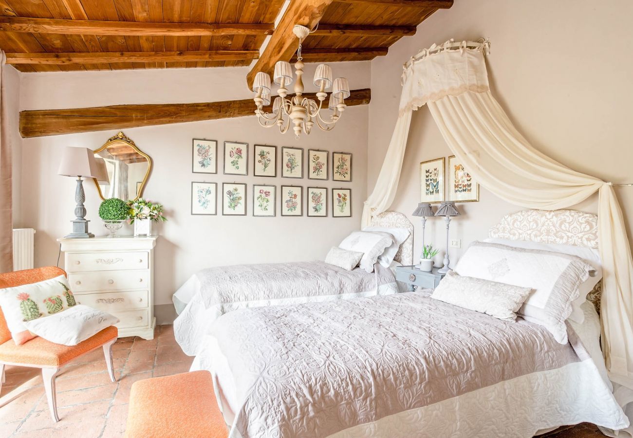 Villa in Capannori - 7 Bedrooms Luxury Farmhouse in LUCCA, Outdoor and Indoor Heated Swimming Pools