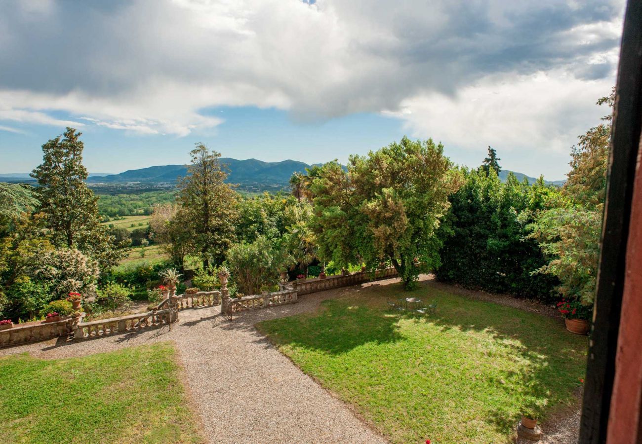 Villa in Capannori - A Wonderful Antique 7 bedrooms Villa Immersed Into a Winery in Lucca!