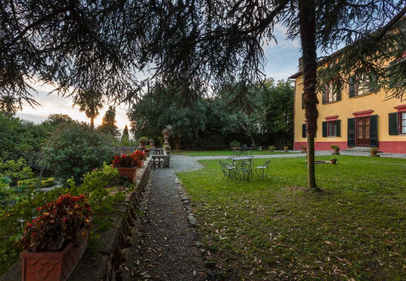 Villa in Capannori - A Wonderful Antique 7 bedrooms Villa Immersed Into a Winery in Lucca!