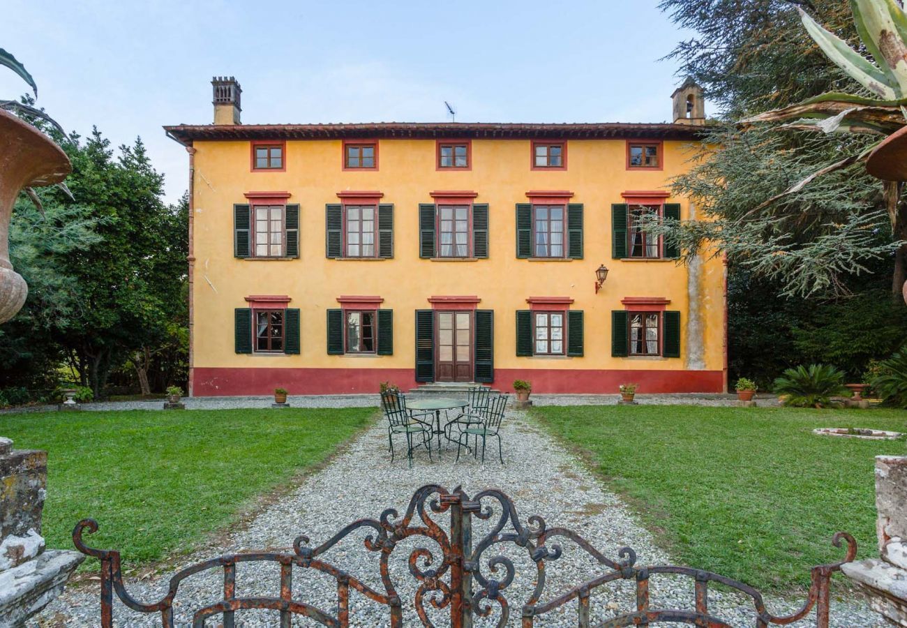 Villa in Capannori - A Wonderful Antique 7 bedrooms Villa Immersed Into a Winery in Lucca!