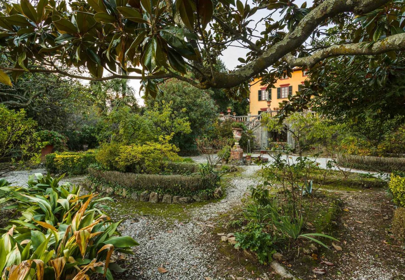 Villa in Capannori - A Wonderful Antique 7 bedrooms Villa Immersed Into a Winery in Lucca!