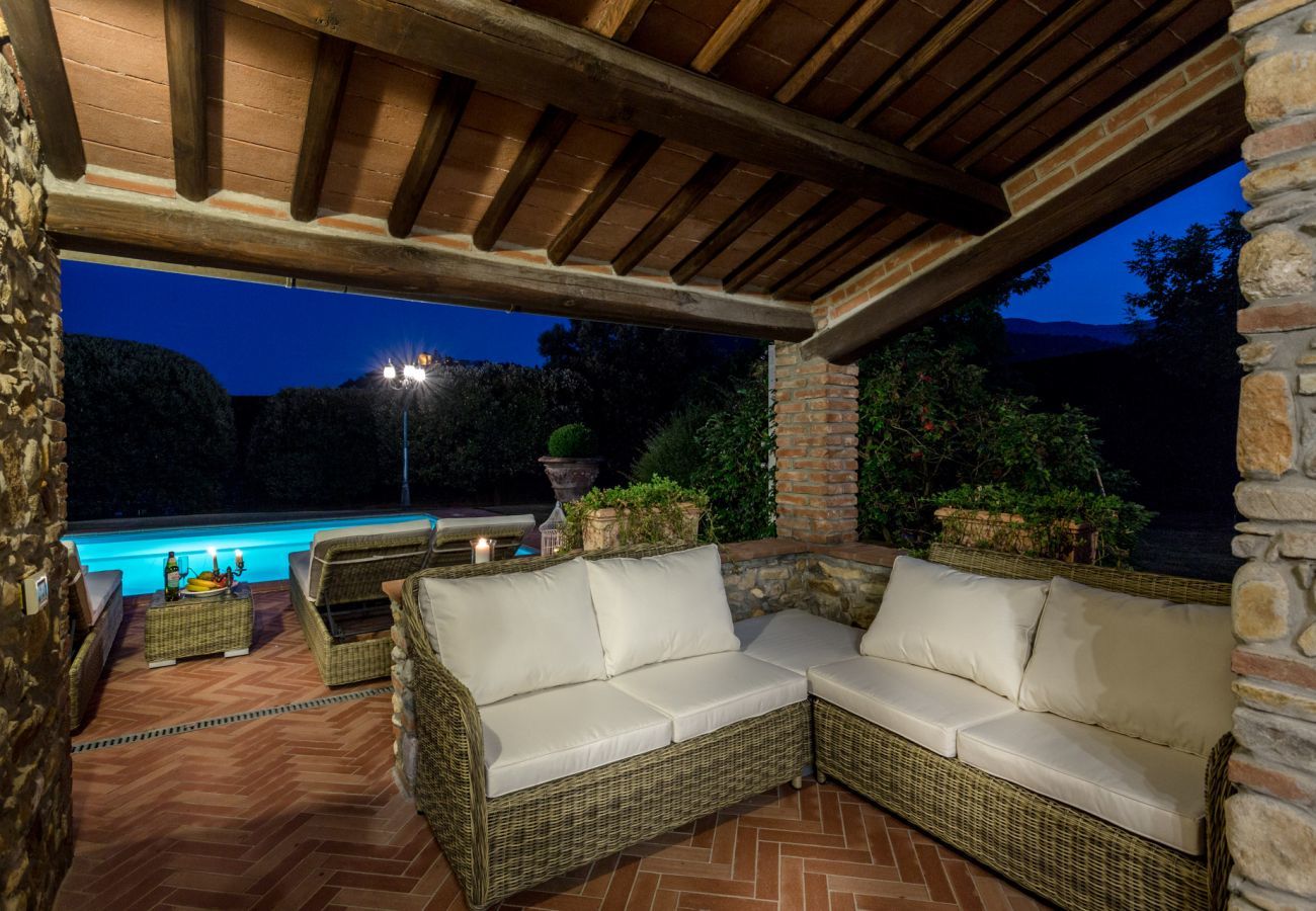 Villa in Capannori - VILLA CLARA Luxury 5 bedrooms Lakefront Farmhouse Villa with Private Pool on the Lucca Hills