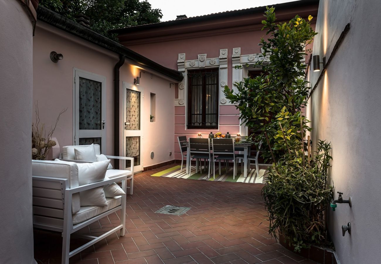 Villa in Viareggio - VILLA PAOLA house close to the Beach in VIAREGGIO