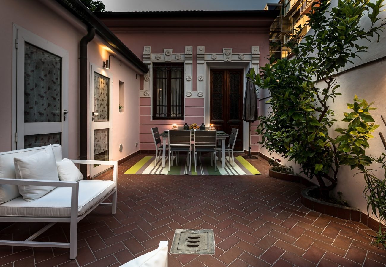 Villa in Viareggio - VILLA PAOLA house close to the Beach in VIAREGGIO