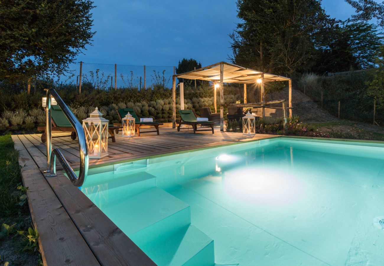 Villa in Monte San quirico - A Romantic Farmhouse with Pool in 10 mins walk away from the Walls of Lucca