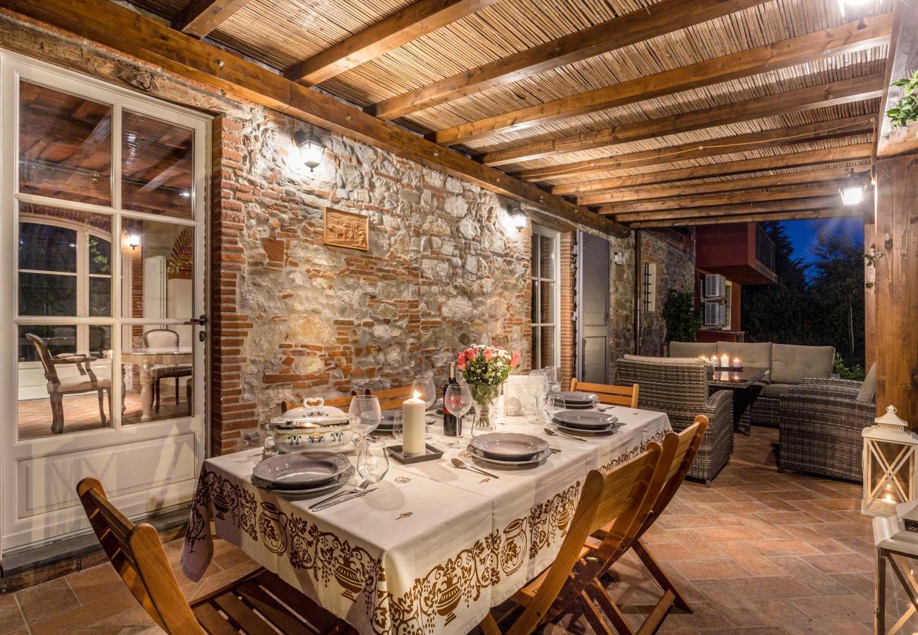 Villa in Monte San quirico - A Romantic Farmhouse with Pool in 10 mins walk away from the Walls of Lucca