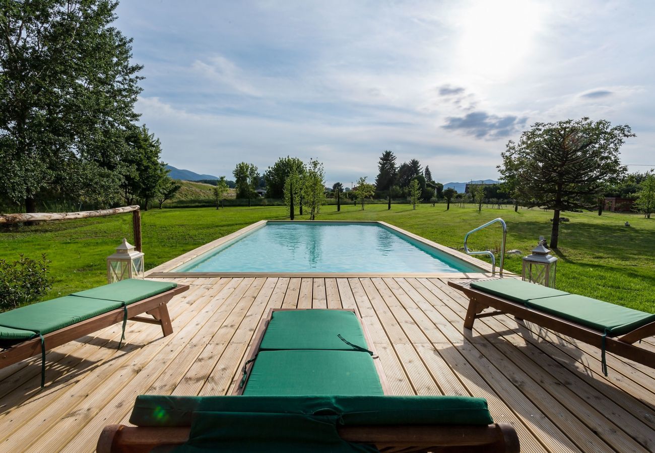 Villa in Monte San quirico - A Romantic Farmhouse with Pool in 10 mins walk away from the Walls of Lucca