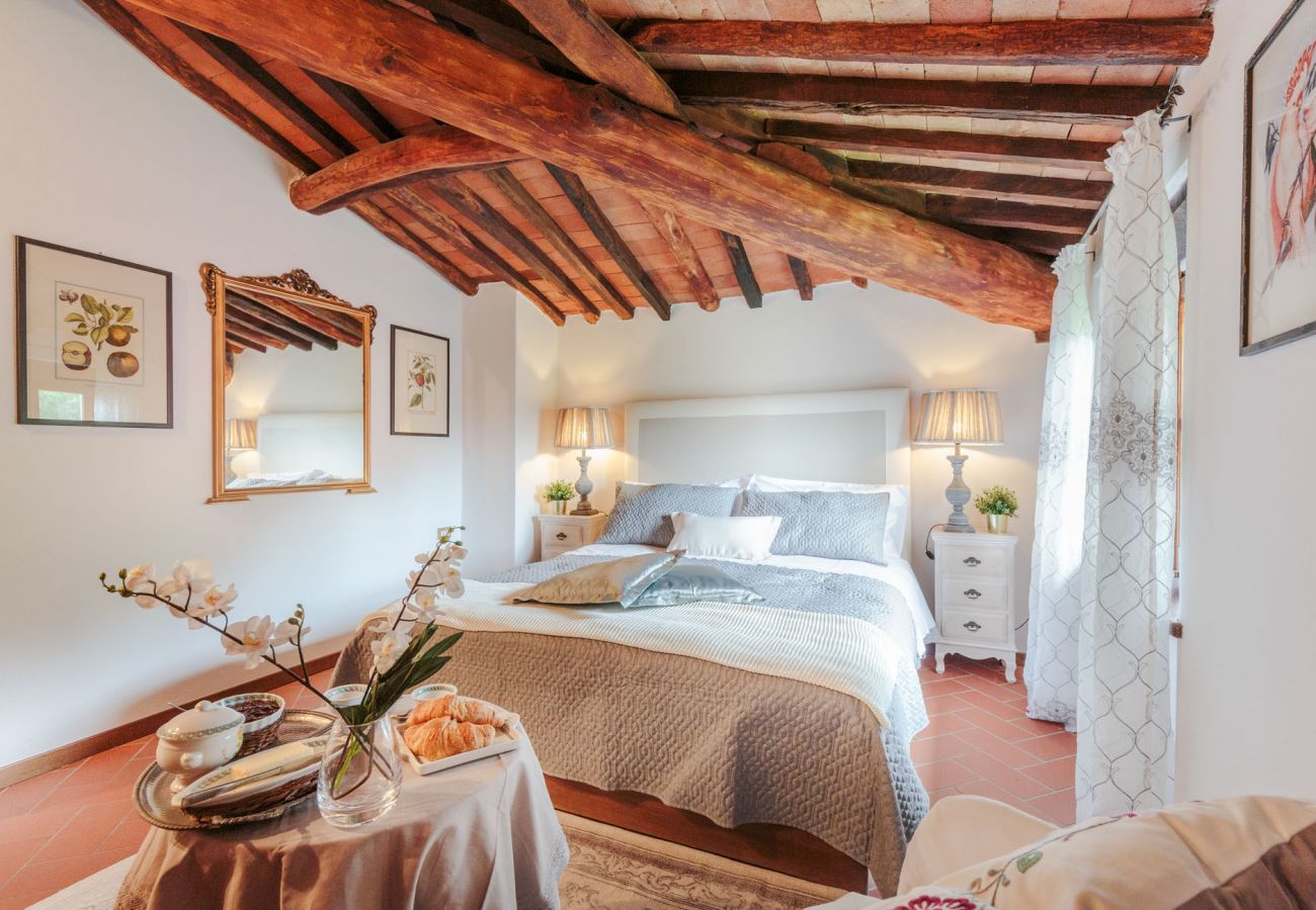 Villa in Lucca - CASALE OLIVA Romantic Hilltop Stone Farmhouse