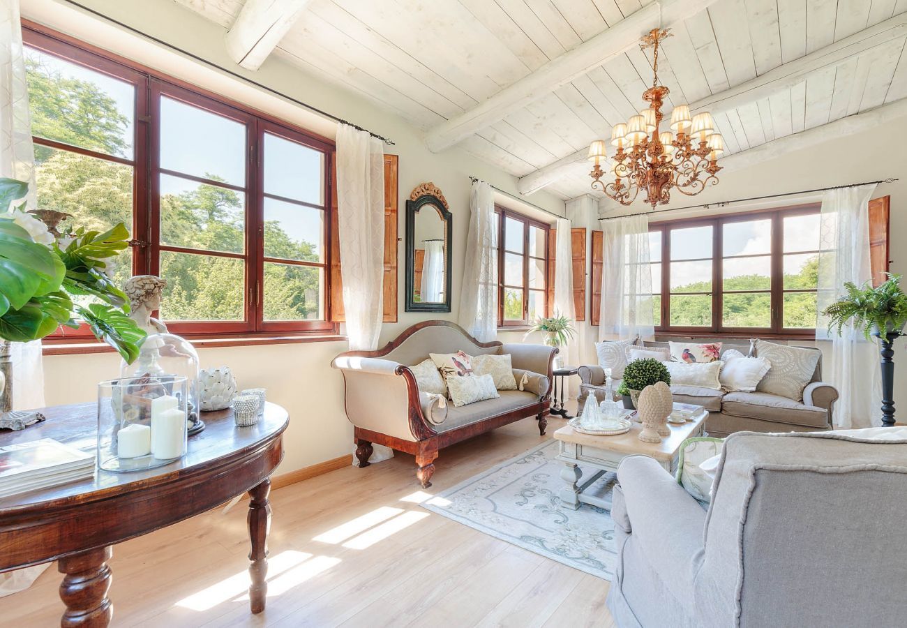 Villa in Lucca - BOCCIOLO FARMHOUSE with POOL, 5 mins to Lucca Town