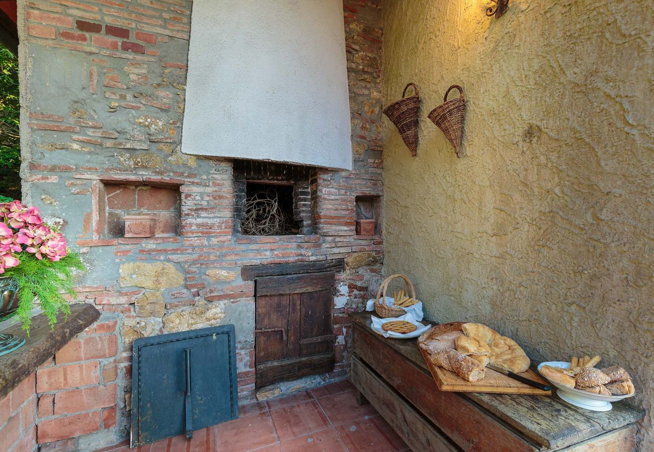 Villa in Lucca - BOCCIOLO FARMHOUSE with POOL, 5 mins to Lucca Town