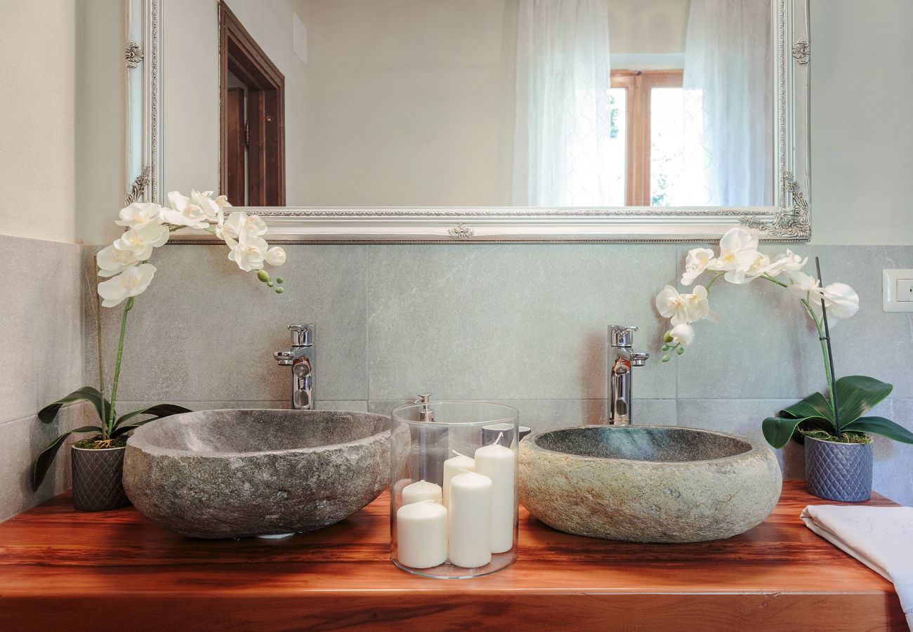 Villa in Lucca - BOCCIOLO FARMHOUSE with POOL, 5 mins to Lucca Town